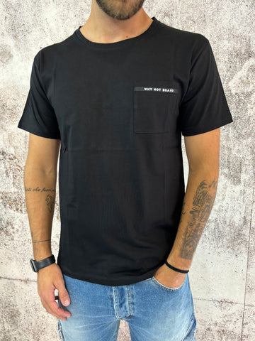 T-Shirt nera taschino logo