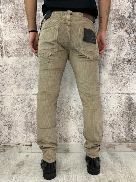 Pantalone velluto beige con rotture e toppe