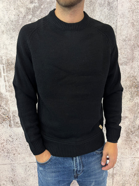Maglione nero con toppe in velluto