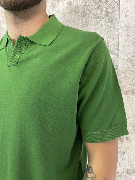 Polo in maglia verde pino collo derby