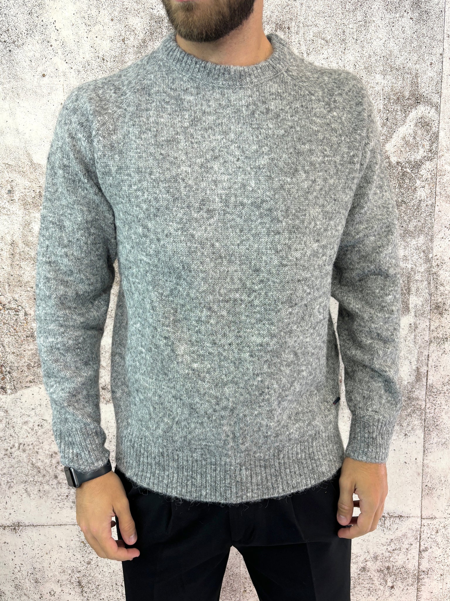 Maglione girocollo grigio effetto boucle'