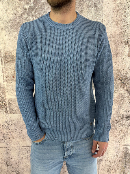 Maglioncino azzurro con rotture