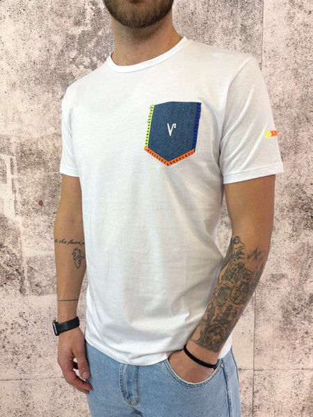 T-Shirt bianca con taschino jeans e ricami