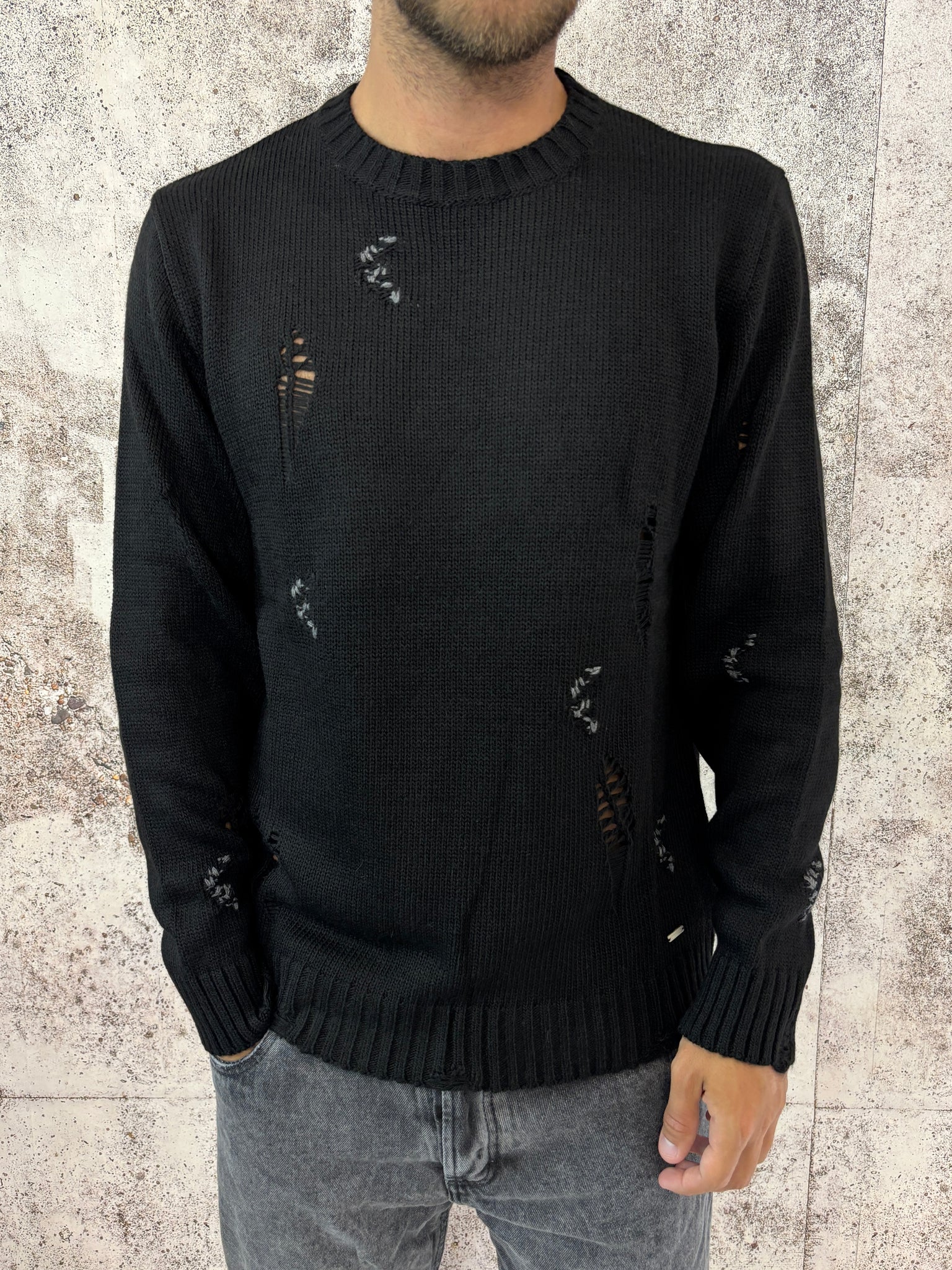 Maglione nero rotture e cuciture