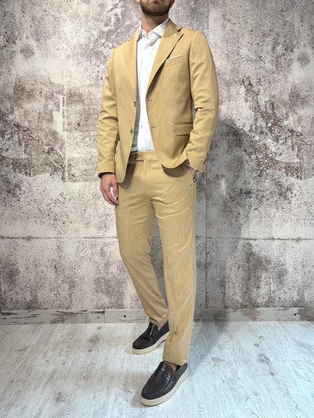 Abito gessato cammello