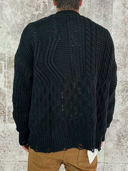 Cardigan nero con bottoni e rotture