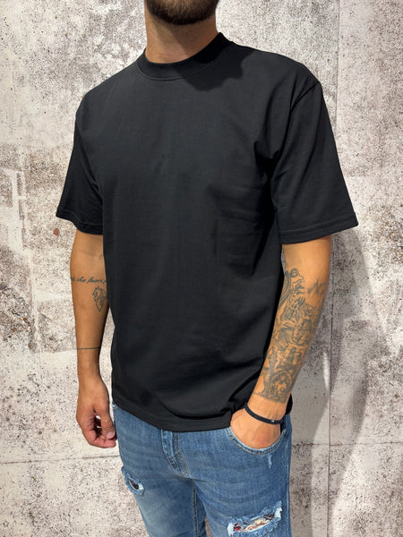 T-Shirt nera con scritta sulla schiena