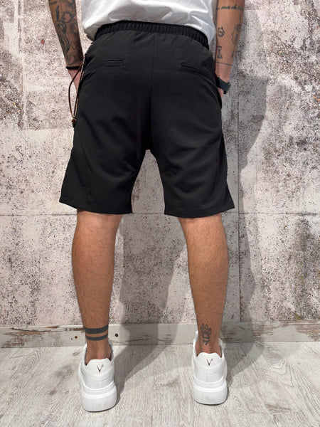 Bermuda nero con laccio e catenella