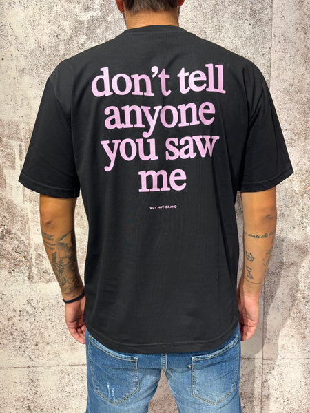 T-Shirt nera con scritta sulla schiena