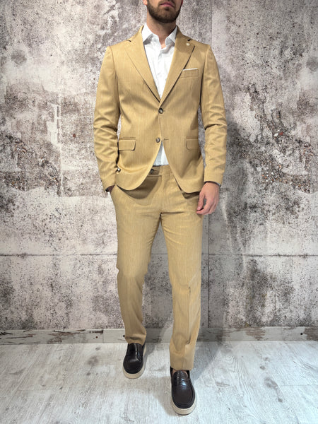 Abito gessato cammello