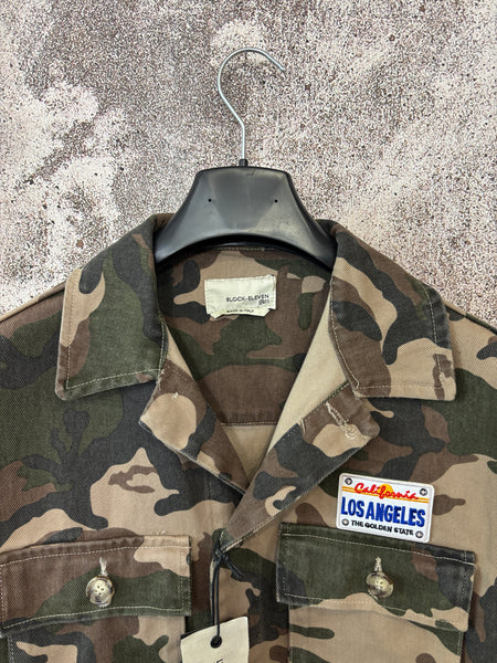 Giacca sahariana camouflage con patch e stampa retro