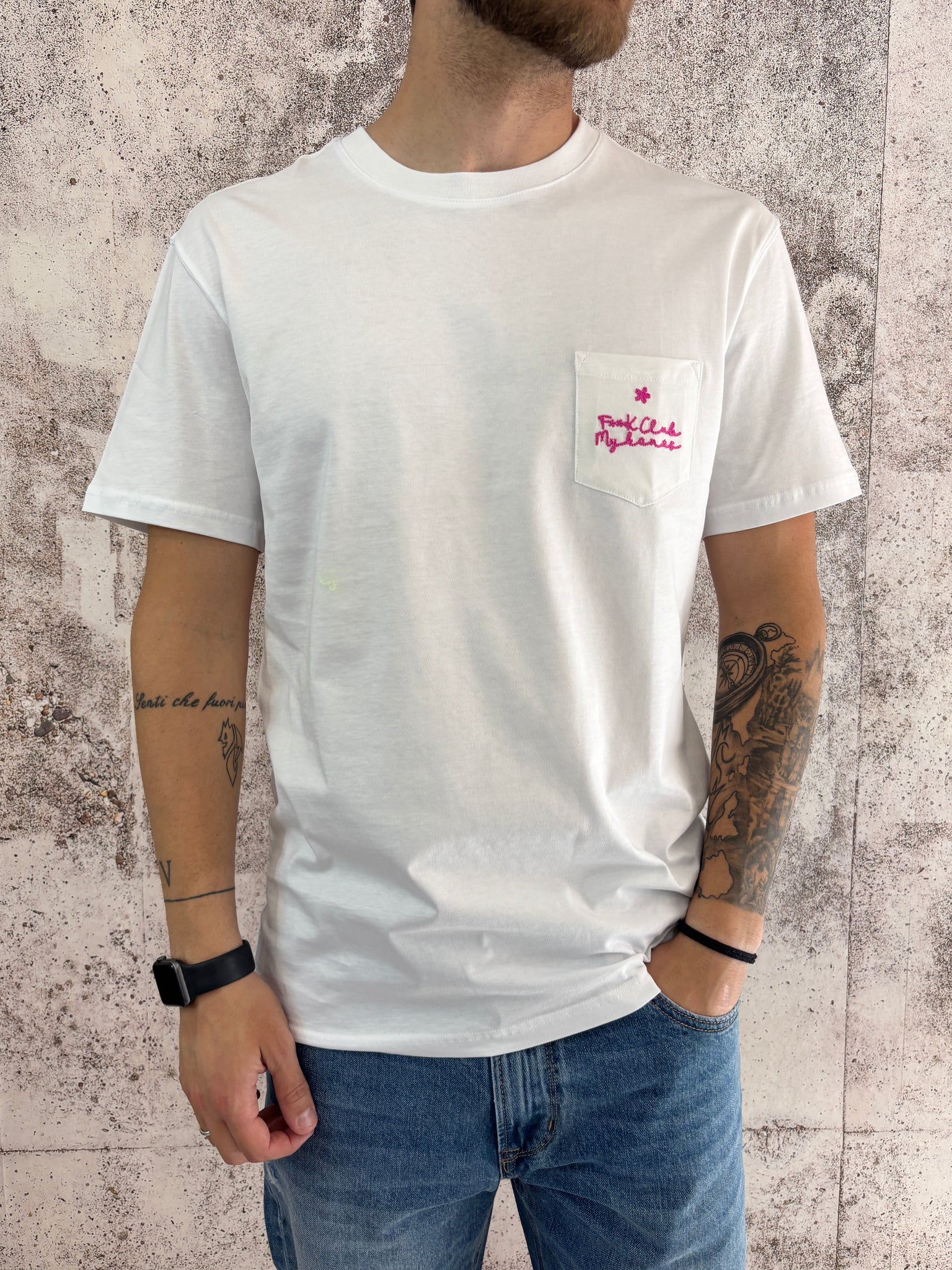 T-Shirt bianca taschino e ricamo F**K