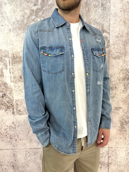 Camicia jeans con rotture e ricami colorati