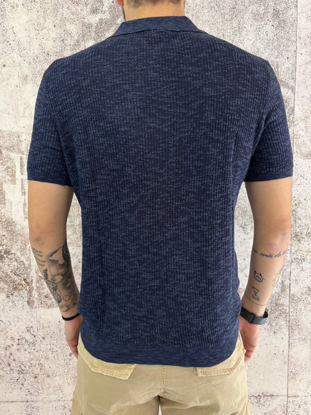 Polo in maglia blu senza bottoni