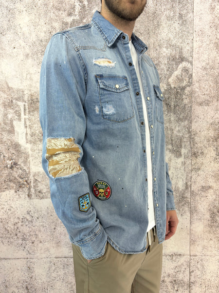 Camicia jeans con toppe e patch