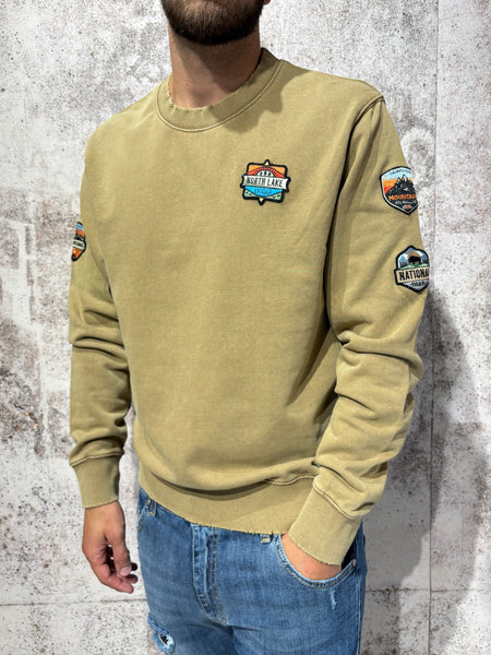 Felpa girocollo camel con patch