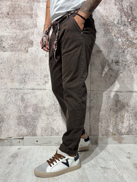 Pantalone chino con pince moro P61