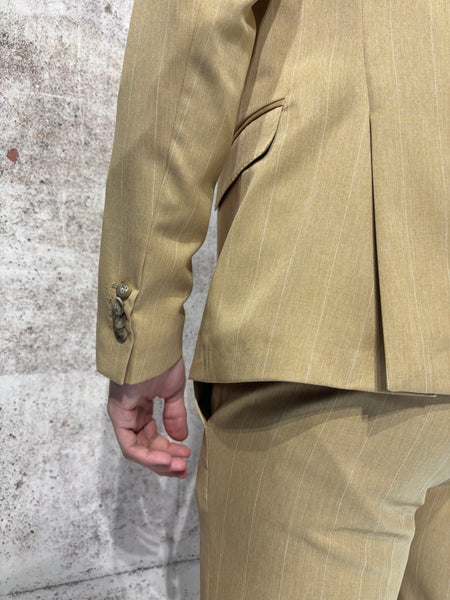 Abito gessato cammello