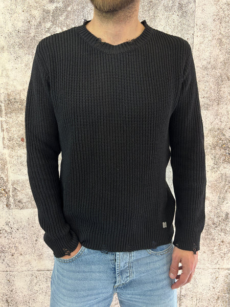 Maglioncino nero con rotture