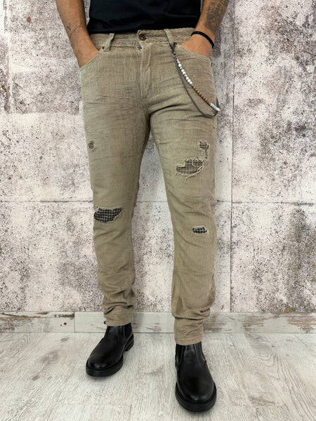 Pantalone velluto beige con rotture e toppe