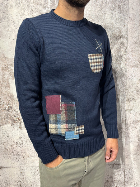 Maglione girocollo blu multipatch