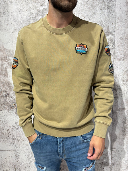 Felpa girocollo camel con patch