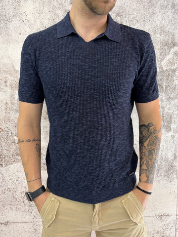 Polo in maglia blu senza bottoni