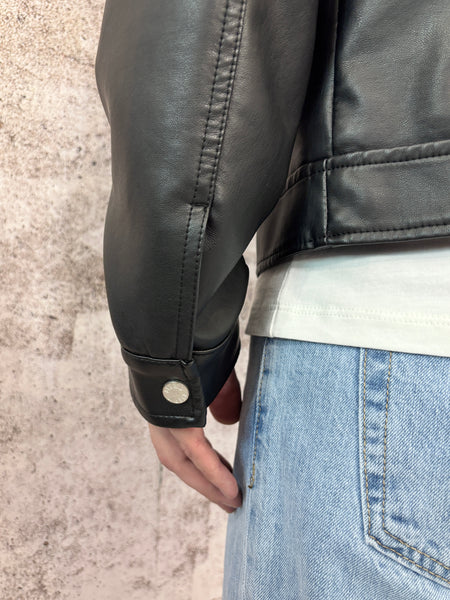 Giubbino ecopelle nero con collo a camicia