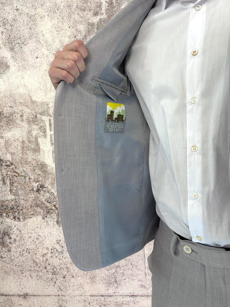 Abito monopetto grigio tessuto fiammato