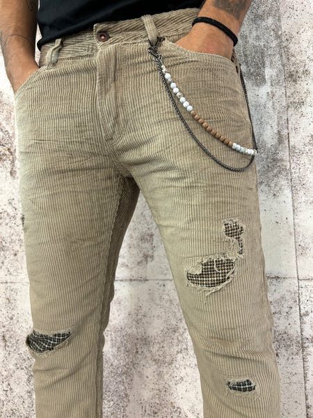 Pantalone velluto beige con rotture e toppe