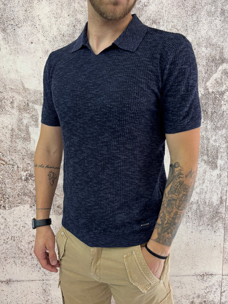 Polo in maglia blu senza bottoni