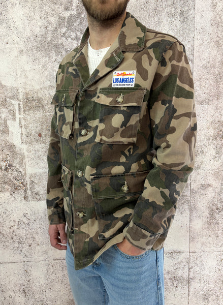 Giacca sahariana camouflage con patch e stampa retro