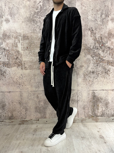 Completo ciniglia nero camicia/pantalone