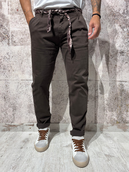 Pantalone chino con pince moro P61
