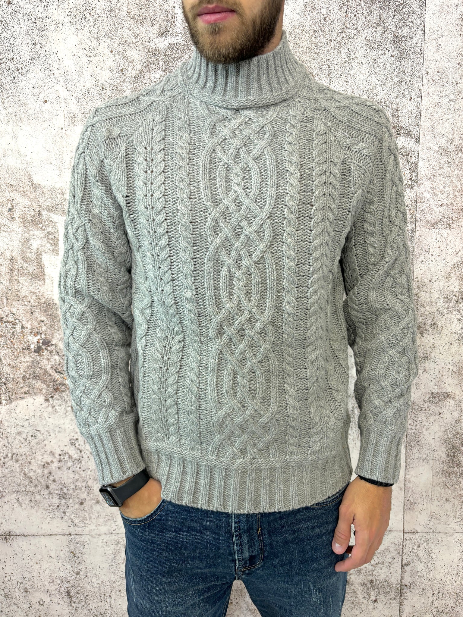 Maglione trecce collo alto grigio