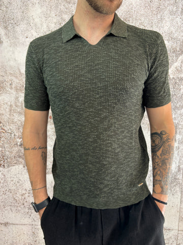 Polo in maglia verde senza bottoni