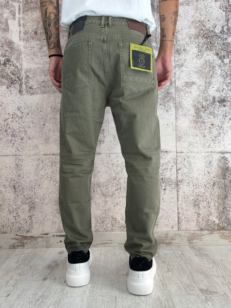 Jeans verde militare con rotture e toppe