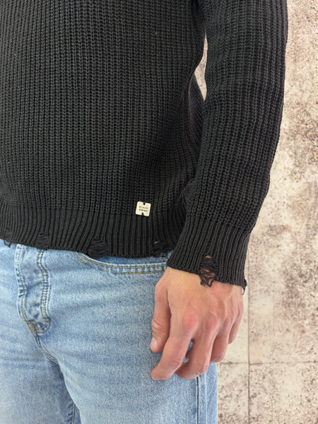 Maglioncino nero con rotture