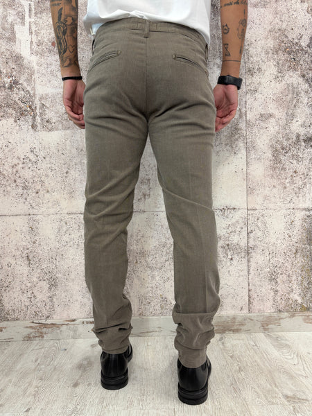 Pantalone chino microfantasia cognac