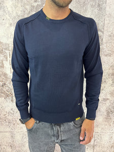 Maglione blu con toppe sui gomiti