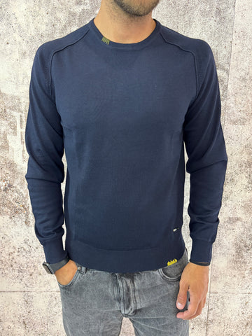 Maglione blu con toppe sui gomiti