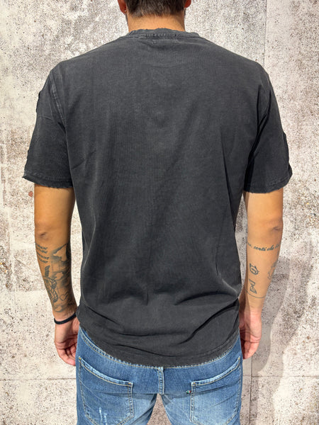 T-shirt nera con patch art. GL2329