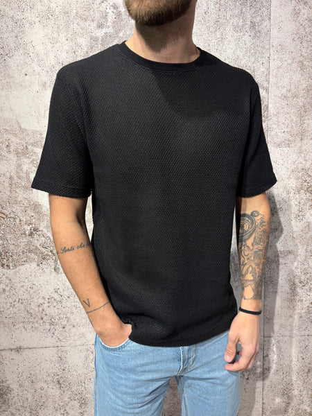 T-Shirt in maglia nera traforata