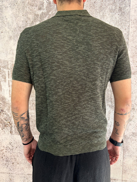 Polo in maglia verde senza bottoni