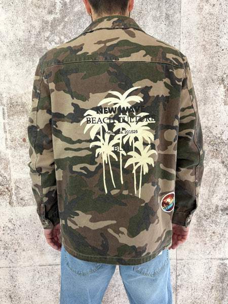 Giacca sahariana camouflage con patch e stampa retro