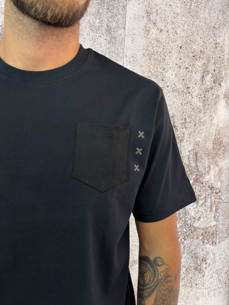 T-Shirt nera taschino velluto