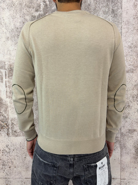 Maglione beige con toppe sui gomiti