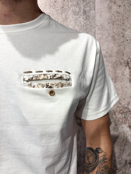 White T-shirt with embroidered inner pocket and patterned fabric