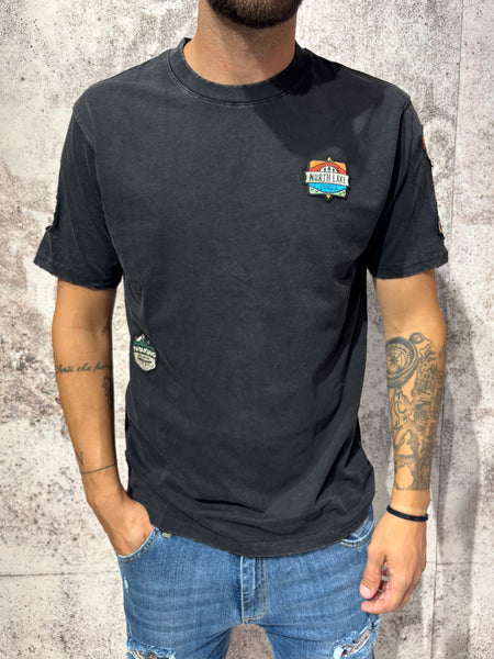 T-shirt nera con patch art. GL2329