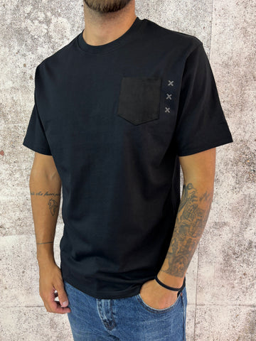 T-Shirt nera taschino velluto